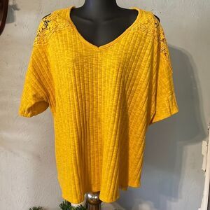 Sz 22/24 Est 1946 yellow short sleeve floral crocheted peep shoulder blouse